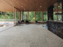 Wnętrze z szarymi płytkami podłogowymi imitującymi lastryko Porcelanosa Trento Grey