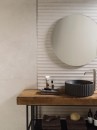 Łazienka z płytkami imitującymi kamień z kolekcji Porcelanosa Savannah Caliza