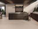 Kuchnia z drewnianą wyspą i beżowymi płytkami podłogowymi imitującymi beton Porcelanosa Terra Topo Ant. L