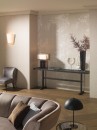 Salon z płytką ścienną dekoracyjną imitującą teksturę tkaniny z motywem roślinnym Porcelanosa Deco Treccia Natural