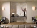 Salon z płytką ścienną dekoracyjną imitującą teksturę tkaniny z motywem roślinnym Porcelanosa Deco Treccia Natural