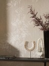 Płytka ścienna dekoracyjna, w kolorze beżowym, powierzchnia imitująca teksturę tkaniny z motywem roślinnym Porcelanosa Deco Treccia Natural