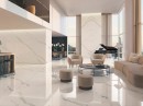 Wnętrze z białymi płytkami marmuropodobnymi Porcelanosa Aria White