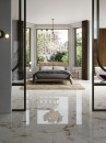 Wnętrze z płytkami podłogowymi maruropodobnymi w połysku Porcelanosa Calacatta Gold Polished