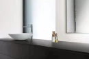 Łazienka z białą umywalką nablatową, lustrem, czarnymi meblami i białymi płytkami Florim Architectural Design B&W_Marble White Naturale/Matte 60x60