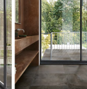 Łazienka w stylu industrialnym z dużym oknem i wyjściem na taras, z płytkami na ścianie w kolorze miedzianym Florim Architectural Design Flowtech Russet Naturale