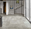 Pomieszczenie ze schodami, dużymi oknami z wyjściem na taras i matowymi płytkami podłogowymi imitującymi beton Florim Architectural Design Rawtech Raw-Dust Naturale