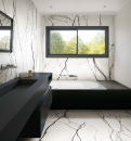 Nowoczesna łazienka z czarnymi meblami, oknem, wanną w zabudowie i płytkami imitującymi marmur Florim Architectural Design B&W_Marble Breach High-Glossy