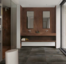Łazienka w stylu industrialnym z kabiną prysznicową, dużymi lustrami, z płytkami na ścianie w kolorze miedzianym Florim Architectural Design Flowtech Russet Naturale