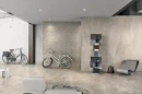 Pomieszczenie w stylu industrialnym z beżowymi płytkami gresowymi imitującymi kamień Florim Architectural Design Plimatech Plimabeige/01 Naturale/Matte