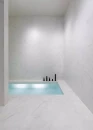 Nowoczesna jasna łazienka z wanną wpuszczaną w podłogę, czarną baterią i płytkami imitującymi kamień Florim Architectural Design Stontech 4.0 Stone_01 Naturale