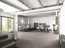 Nowoczesny salon z czarnymi meblami wypoczynkowymi, dużymi oknami, szarymi belkami drewnianymi na suficie i płytkami podłogowymi w kolorze szarym Florim Architectural Design Stontech 4.0 Stone_04 Naturale 60x120 imitujące kamień