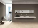Łazienka z białymi umywalkami, dużym oknem i brązowymi płytkami monokolorystycznymi na ścianie Florim Contemporary Design Crayons Hazelnut Naturale