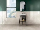 Nowoczesna łazienka z białą umywalką, lustrem, dużym oknem i płytkami na ścianie w kolorze butelkowej zieleni Florim Contemporary Design Crayons Moss Naturale