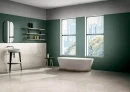 Nowoczesna łazienka z białą wanną wolnostojącą, dużymi oknami, białą umywalką i płytkami na ścianie w kolorze butelkowej zieleni Florim Contemporary Design Crayons Moss Naturale