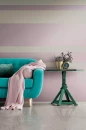 Pomieszczenie w kolorach pastelowych - turkusowa kanapa, płytki na ścianie Florim Contemporary Design Crayons Primrose oraz Florim Contemporary Design Crayons Old Lace