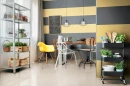 Jadalnia w stylu eklektycznym (mieszanym), z drewnianym stołem, różnymi krzesłami, wiszącymi lampami oraz płytkami na ścianie Florim Contemporary Design Crayons Buttercream oraz  Mist, a na podłodze Elemental Stone White Limestone