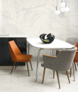 Salon z białym stołem, czarną komodą i płytkami imitującymi marmur Florim Contemporary Design Exalt Fairy White Naturale