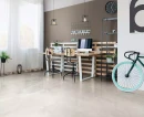 Pokój z brązową ścianą, drewnianym biurkiem, ozdobnymi deskami drewnianymi na ścianie i płytkami podłogowymi imitującymi kamień Florim Contemporary Design Rock Salt White Gold
