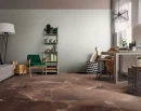 Salon w stylu vintage z płytkami na ścianie w kolorze szarym Florim Contemporary Design Crayons Old Lace Naturale oraz na podłodze Florim Contemporary Design Rock Salt Hawaiian Red