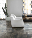 Salon z dużym oknem, białymi fotelami, czarną kanapą i płytkami podłogowymi imitującymi marmur Florim Contemporary Design Timeless Black Deep