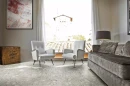 Salon z dużym oknem, białymi fotelami i szarą kanapą oraz płytkami podłogowymi Florim Contemporary Design Timeless Ceppo di Grè
