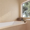 Beżowa łazienka z zabudowaną wanną, pokryta płytkami WOW  Casbah Sand 12,5x12,5