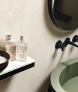 Łazienka z zieloną umywalką, czarną baterią, półką i płytkami na ścianie imitującymi kamień Florim Contemporary Design Woodslate Life Cotton