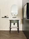 Łazienka z zieloną umywalką, czarną baterią, lustrem, półką i płytkami na ścianie imitującymi kamień Florim Contemporary Design Woodslate Life Cotton