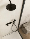 Kabina prysznicowa czarną baterią i płytkami imitującymi kamień Florim Contemporary Design Woodslate Life Cotton