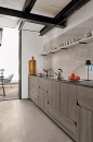 Kuchnia z drewnianymi frontami i płytkami imitującymi kamień Florim Contemporary Design Woodslate Life Dove