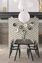 Jadalnia z dużym czarnym stołem, ciemnymi krzesłami, ścianką oddzielającą od kuchni i płytkami podłogowymi imitującymi kamień Florim Contemporary Design Woodslate Life Dove
