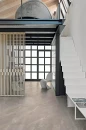 Pomieszczenie ze ścianką działową z drewnianych lameli, białymi schodami i płytkami podłogowymi imitującymi kamień Florim Contemporary Design Woodslate Life Dove
