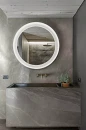 Łazienka z wpuszczaną umywalką, podświetlanym lustrem i szarymi płytkami imitujacymi kamień Florim Contemporary Design Woodslate Life Storm