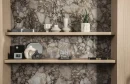 Drewniany regał na ozdoby i płytka ścienna imitująca marmur Florim Creative Design Nature Mood Riverbed