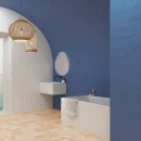 Wanna przyścienna z wiszącą umywalką i dekoracyjnym lustrem, na ścianie niebieskie płytki WOW Casbah Indigo 12,5x12,5