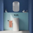 Nowoczesna łazienka z białą umywalką, czarnym kranem, z niebieskimi płytkami WOW Casbah Sky 12,5x12,5