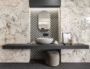 Nowoczesna łazienka z ozdobną ścianą, lustrem, umywalką nablatową, blatem wiszącym i płytkami na podłodze drewnopodobnymi Florim Creative Design Nature Mood Plank_06, a na ścianie imitującymi marmur Florim Creative Design Nature Mood Glacier