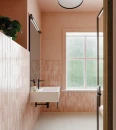 Łazienka ze ścianami wyłożonymi płytkami Gayafores Deco Allure Rose 32x62,5. Umywalka ścienna podwieszana z czarną armaturą.