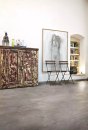 Aranżacja wnętrza z komodą, krzesłami, obrazem, jasną ścianą i podłogą imitującą kamień Florim Luxury Design Ardoise Plomb