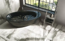 Nowoczesna łazienka w stylu glamour z czarną wanną wolnostojącą i marmurowymi płytkami Florim Luxury Design Étoile Renoir