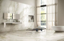 Nowoczesna łazienka w stylu glamour z dużym oknem i długimi zasłonami, białą wanną wolnostojącą oraz płytkami imitującymi marmur Florim Luxury Design Étoile Crème