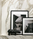 Półka z płytek imitujących marmur Florim Luxury Design Étoile Crème oraz ozdobą i obrazami