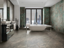 Nowoczesna łazienka w stylu glamour z dużym oknem, białą wanną oraz płytkami imitującymi marmur na podłodze Florim Luxury Design Étoile Crème oraz na ścianie Florim Luxury Design Étoile Illusion