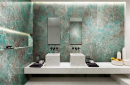 Nowoczesna łazienka z kamiennym blatem, umywalkami nablatowymi, lustrami i płytkami na ścianie imitującymi marmur Florim Luxury Design Étoile Illusion