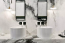 Nowoczesna łazienka w stylu glamour z marmurowym blatem i płytkami Florim Luxury Design Étoile Renoir oraz białymi umywalkami nablatowymi
