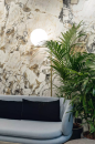 Pomieszczenie z kanapą, lampą stojącą oraz płytkami na ścianie imitującymi marmur Florim Luxury Design Étoile Symphonie