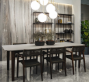 Jadalnia z dużym stołem, czarnymi krzesłami i regałami z dekoracjami oraz płytkami na ścianie imitującymi marmur Florim Luxury Design Étoile Tropical