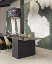 Aranżacja wnętrza z brązowym stołem, krzesłami, wiszącą lampą i płytkami na ścianie imitującymi marmur Florim Luxury Design Heritage Luxe Heritage Aqua
