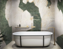 Nowoczesna łazienka z biało-czarną wanną wolnostojącą, ze złotą baterią, półką i płytkami na ścianie imitującymi marmur Florim Luxury Design Heritage Luxe Heritage Aqua